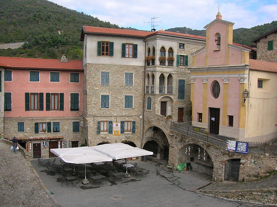Hlavní piazza v Apricale s kostelem a hradem