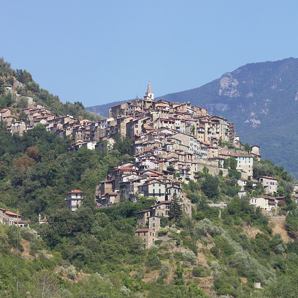 Apricale z dálky, kamenný borgo na ostrohu nad údolím