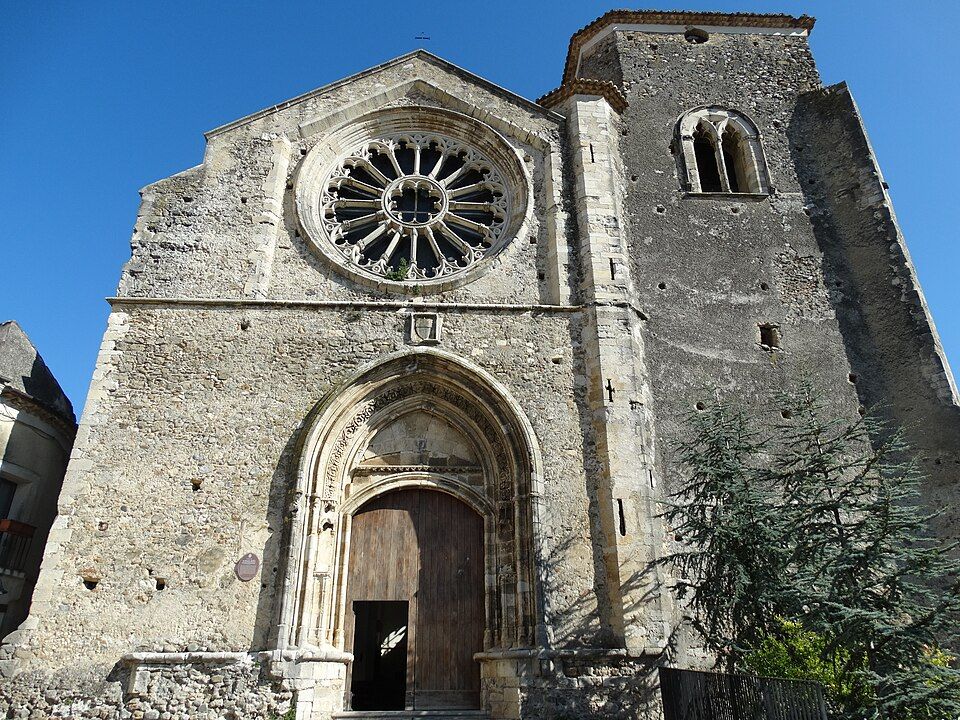 Interiér kostela Santa Maria della Consolazione s gotickými oblouky a hrobkou Sanginetů