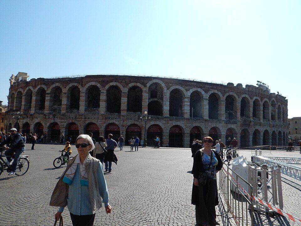 Arena di Verona zaplněná diváky během představení