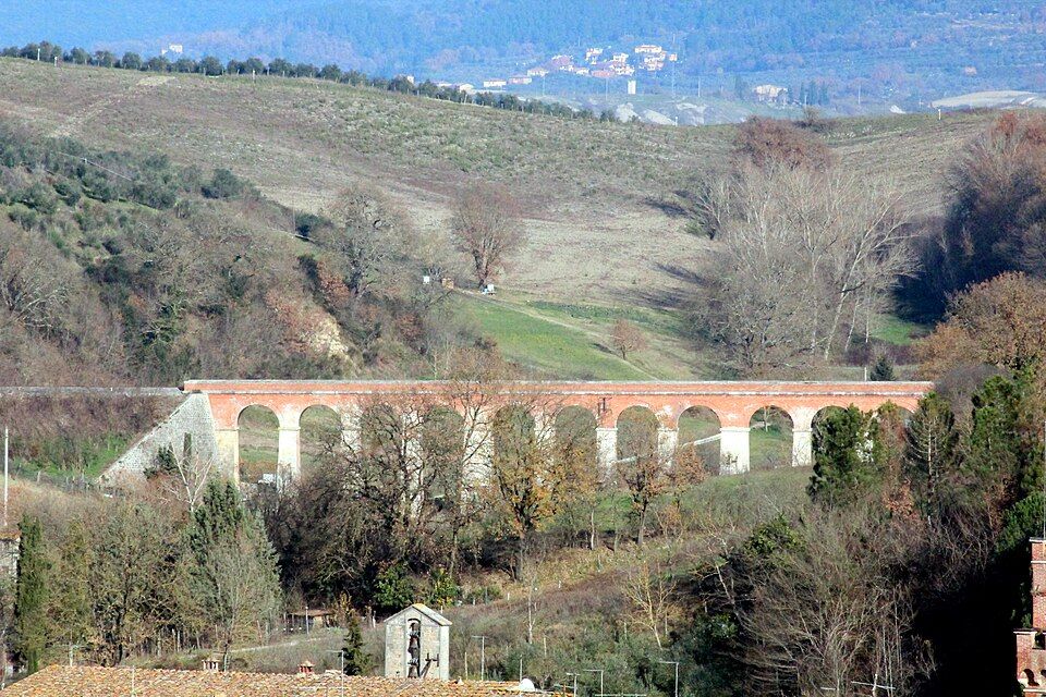Viadukt železnice Asciano-Monte Antico v krajině Crete Senesi