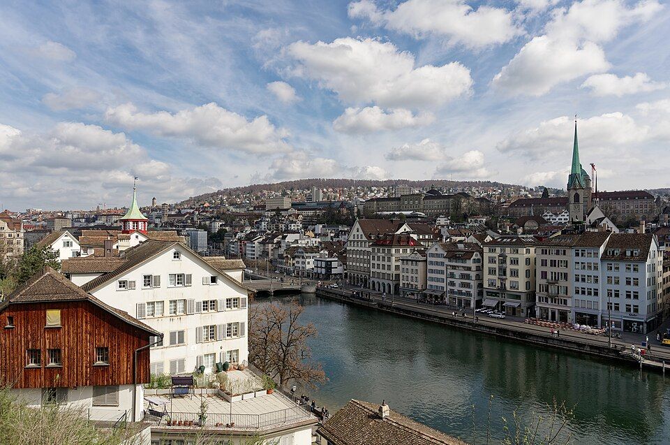 Výhled z kopce Lindenhof na staré město Curychu
