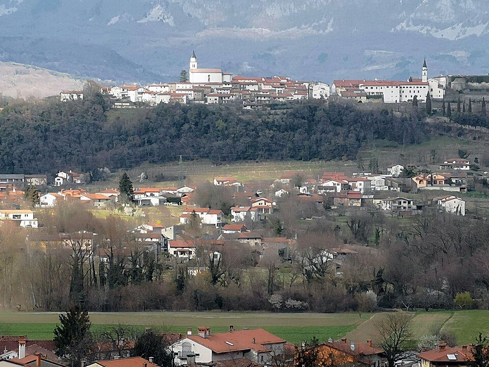 Vesnice Male Žablje a opevněný Vipavski Križ na skalním ostrohu nad dolinou