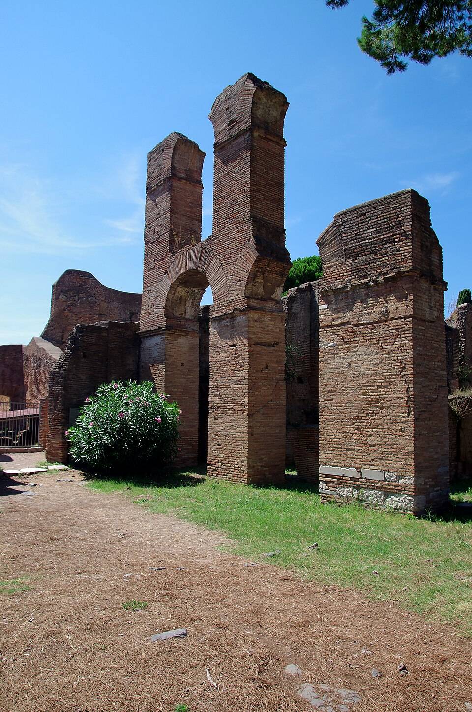 Cihlové zdi a ulice Ostia Antica