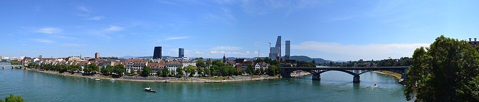 Panorama Basileje z terasy katedrály nad Rýnem