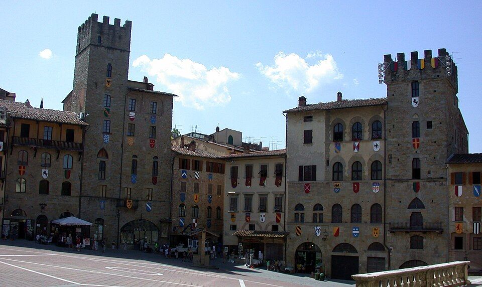 Piazza Grande v Arezzu, pohled na svažující se náměstí s paláci