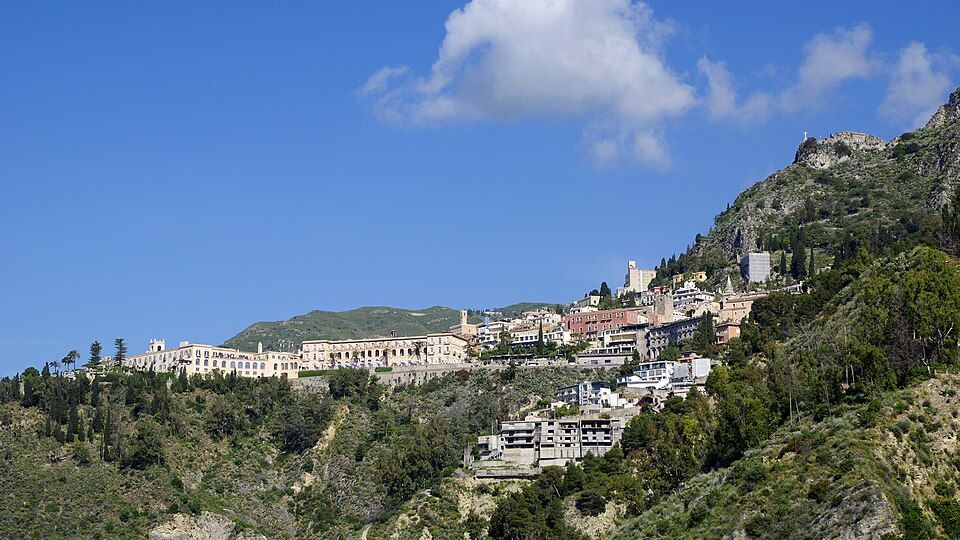 Taormina — kamenné domy a terasy na svahu, duben 2025