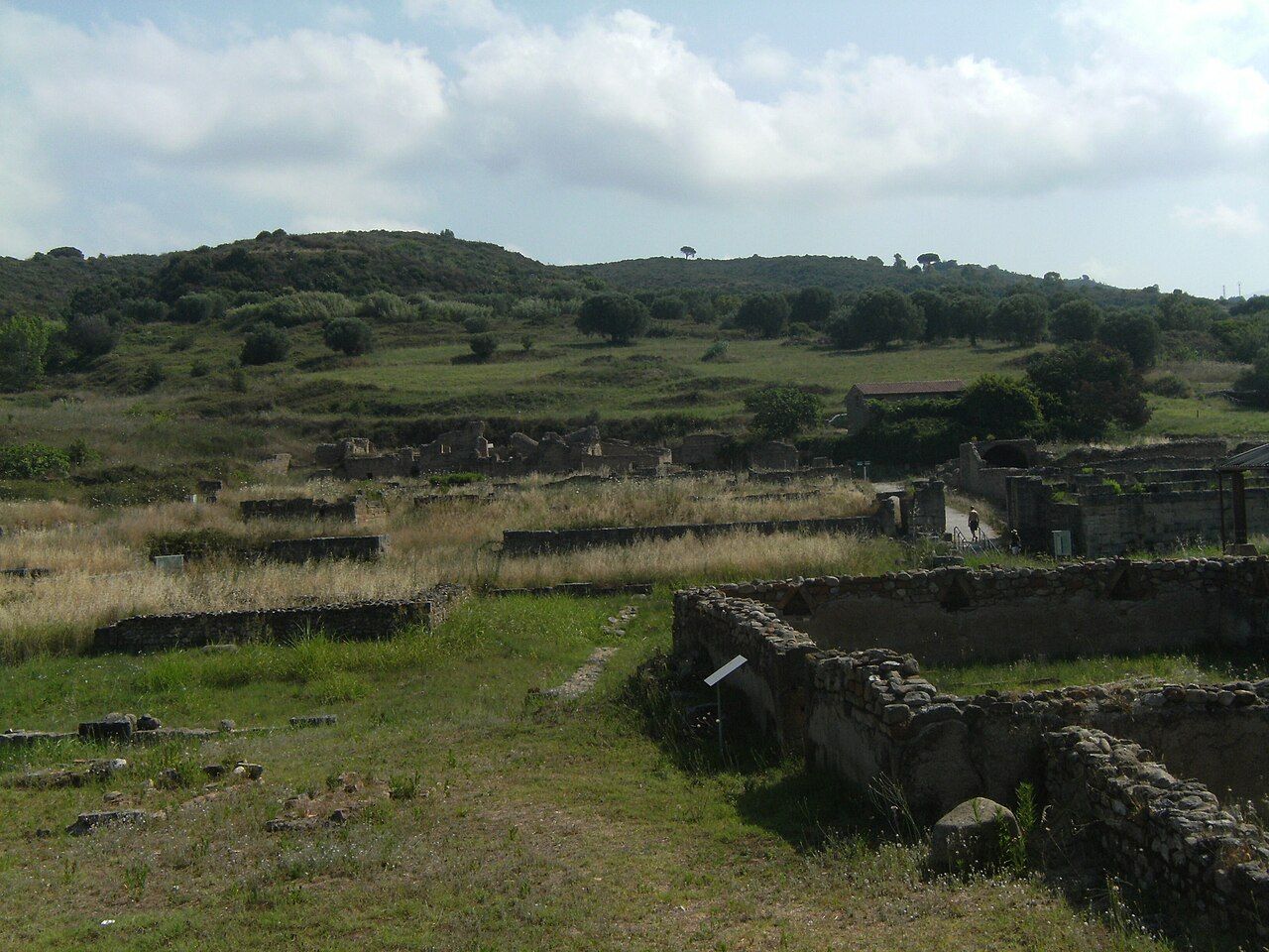 Archeologické ruiny Velie se středověkou věží na kopci nad Asceou v Cilentu