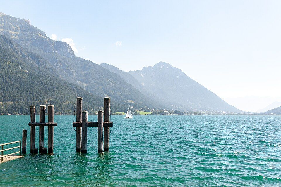 Achensee v ranním světle s odrazem hor na hladině