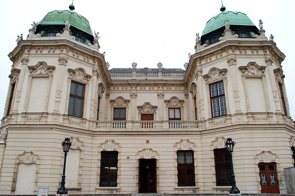 Palác Belvedér s vodní hladinou v popředí