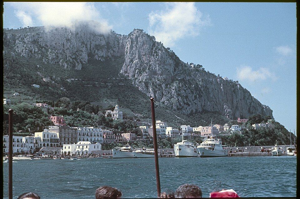 Pohled na Marina Grande s přístavem a svahem ostrova Capri v pozadí, historická fotografie