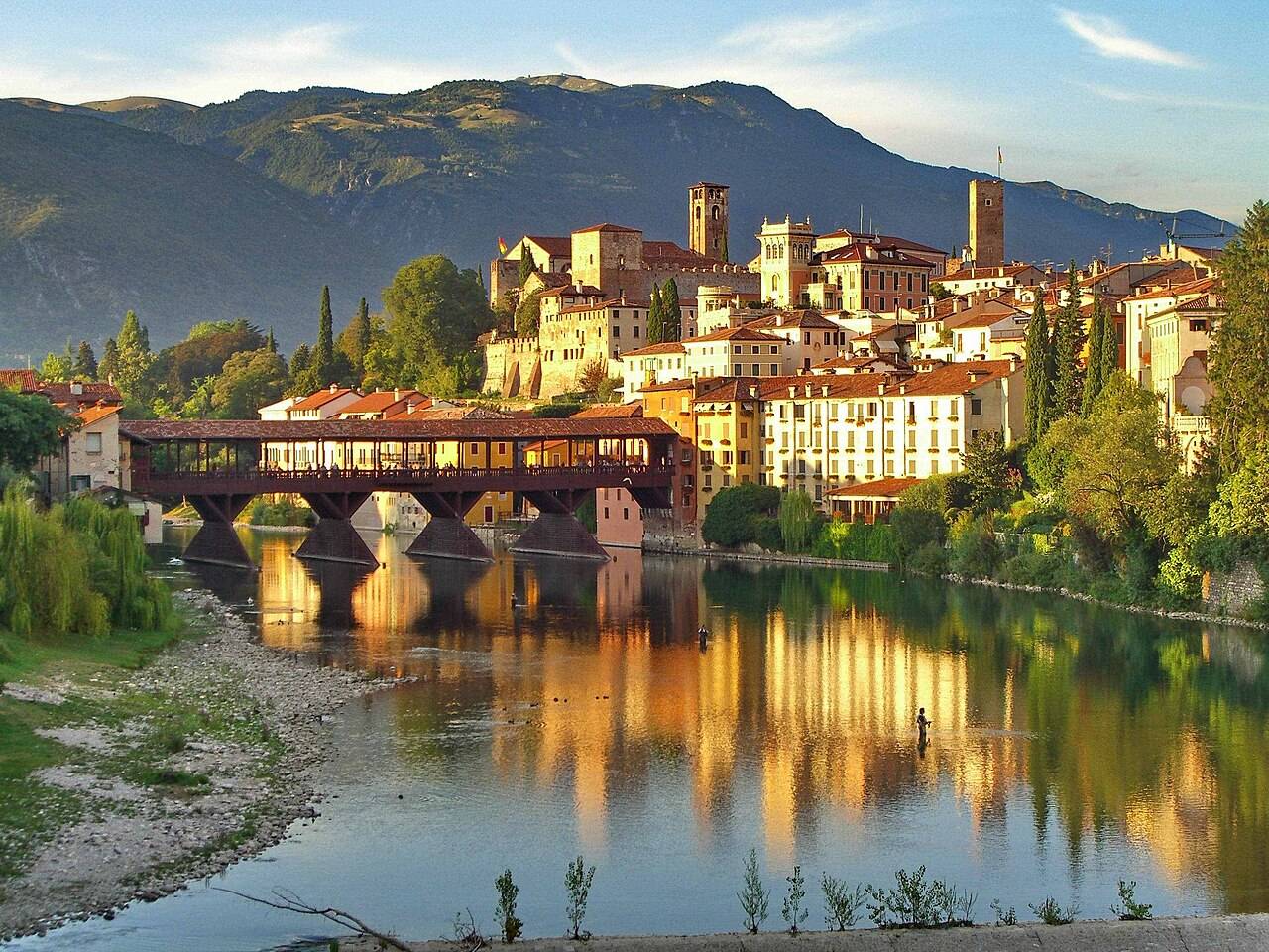 Krytý dřevěný most Ponte degli Alpini v Bassanu del Grappa za soumraku