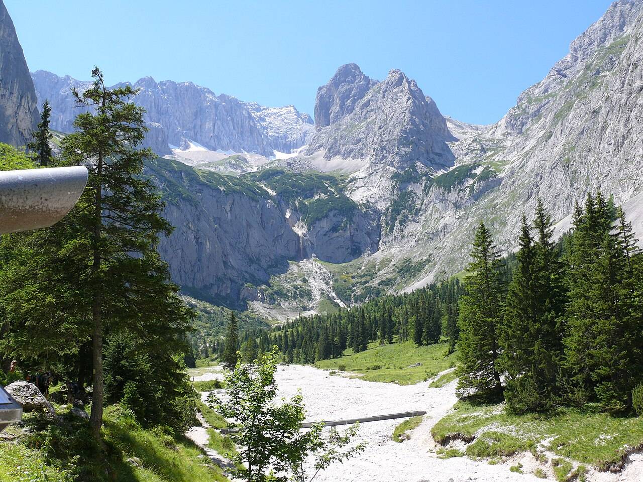 Pohled do divokého údolí Höllental pod Zugspitze