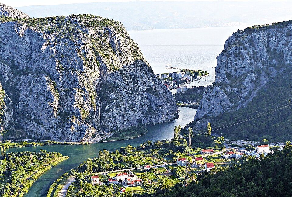 Řeka Cetina v kaňonu nad Omišem