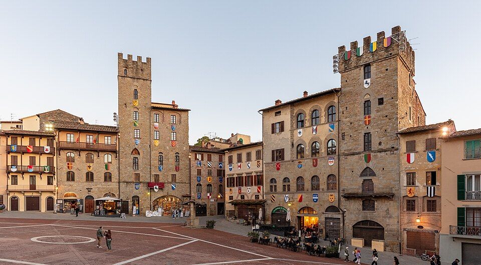 Piazza Grande v Arezzu, šikmé náměstí lemované středověkými domy