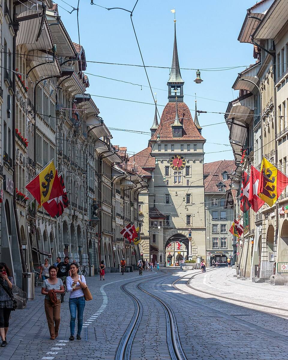 Ulice Marktgasse s vězeňskou věží Käfigturm ve starém městě