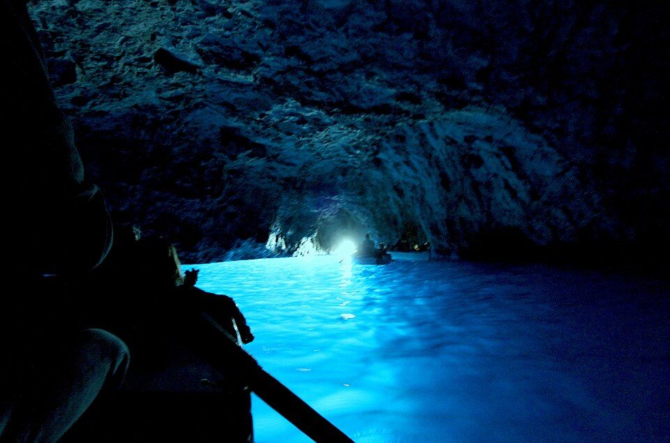 Modré odlesky na stěnách Grotta Azzurra na Capri
