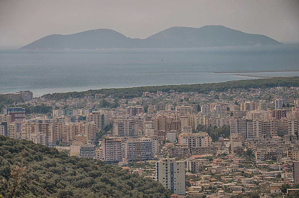Vlorë s ostrovem Sazan v zálivu