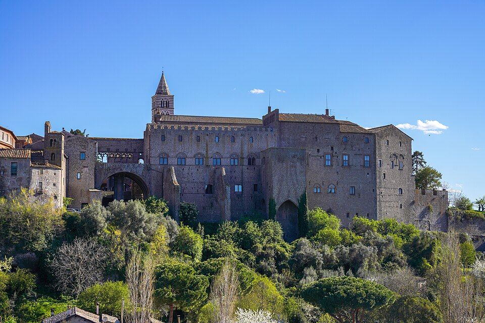Palazzo dei Papi ve Viterbu, papežský palác s gotickou lodžií