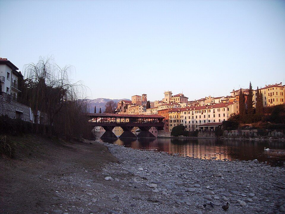 Panorama Bassana del Grappa s řekou a horami v pozadí