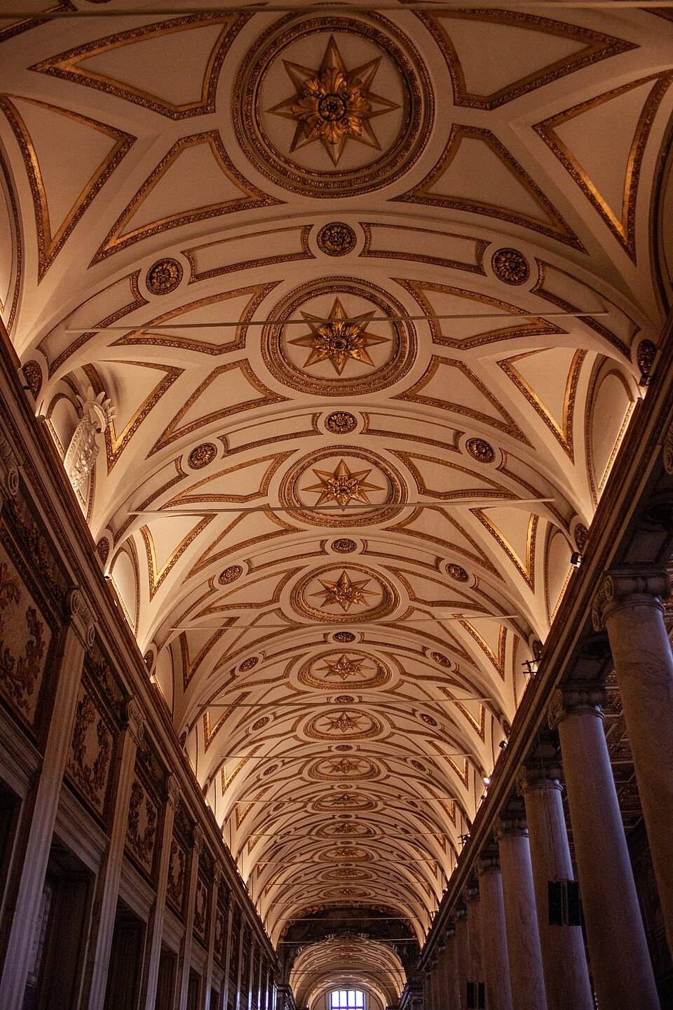 Hlavní loď baziliky Santa Maria Maggiore se zlatým kazetovým stropem a antickými sloupy