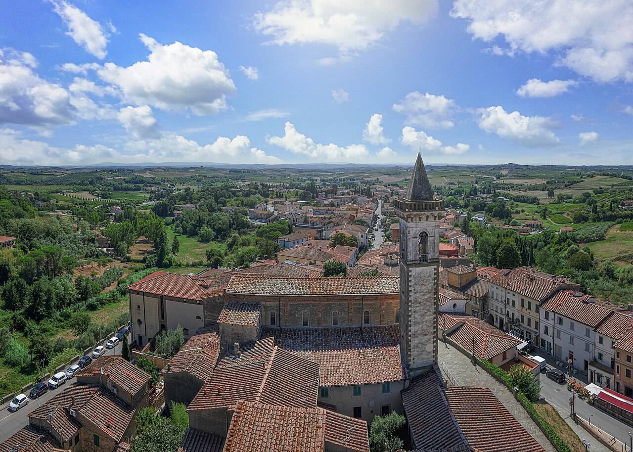 Panorama městečka Vinci s hradem Guidi na kopci nad olivovými háji