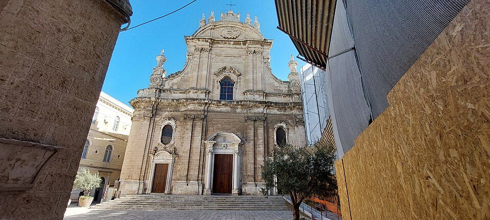 Bazilika katedrály Santa Maria della Madia v Monopoli s barokní fasádou nad mořem