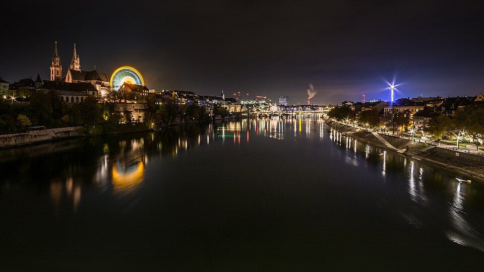 Nábřeží Rýna v Basileji s mostem a panoramatem města