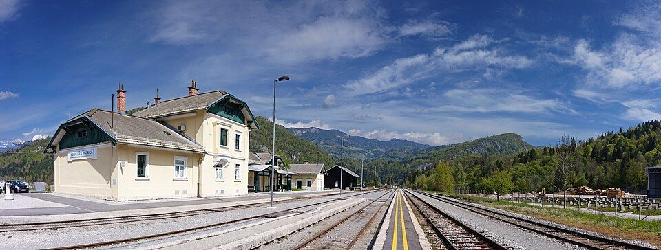 Nástupiště a koleje stanice Bohinjská Bistrica