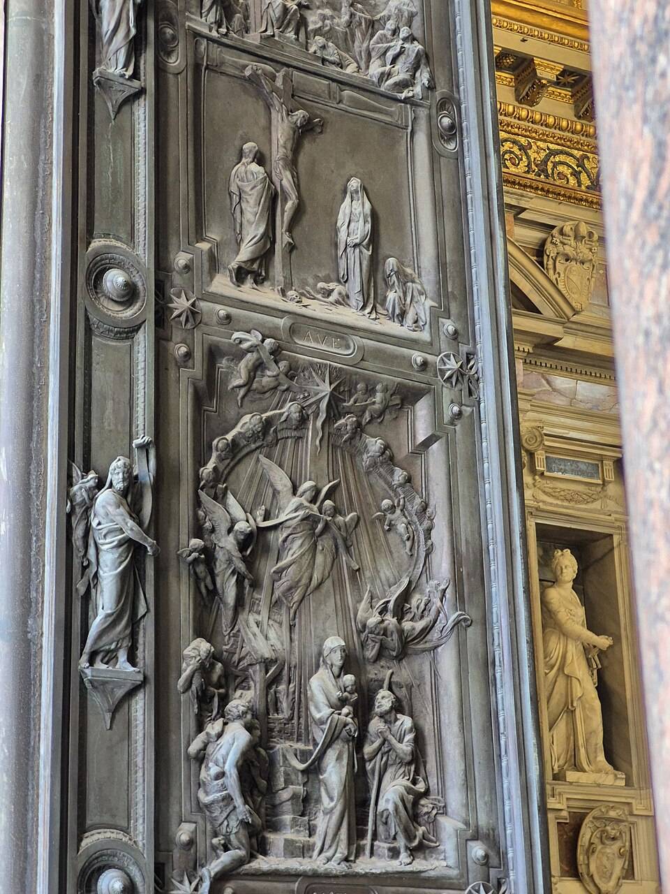 Boční pohled na baziliku Santa Maria Maggiore s vysokou středověkou zvonicí