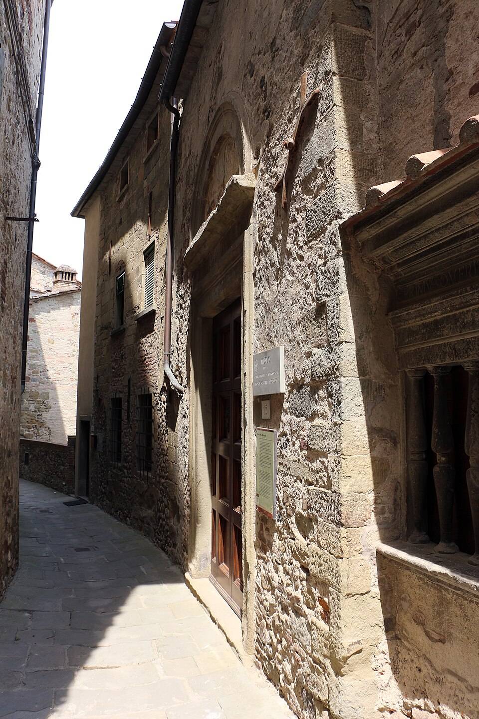 Historický interiér muzea v Anghiari