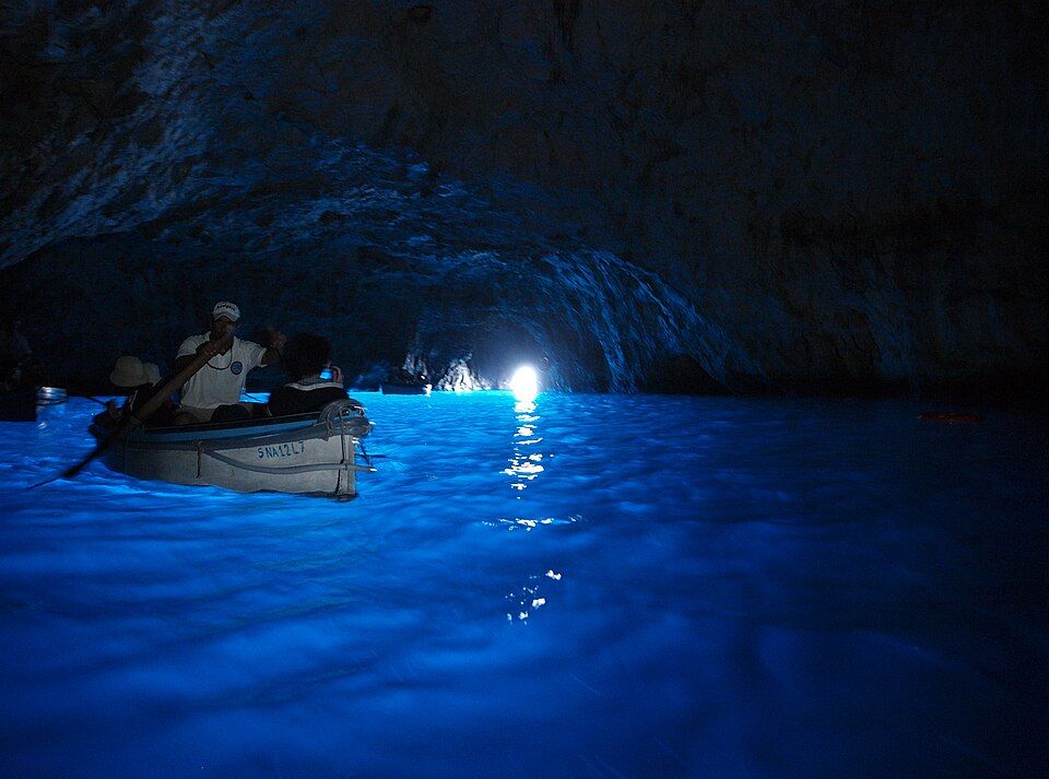 Modrá jeskyně Capri, pohled na skalnaté pobřeží a vstup