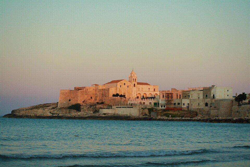 Kostel San Francesco ve Vieste — bílá fasáda nad útesy