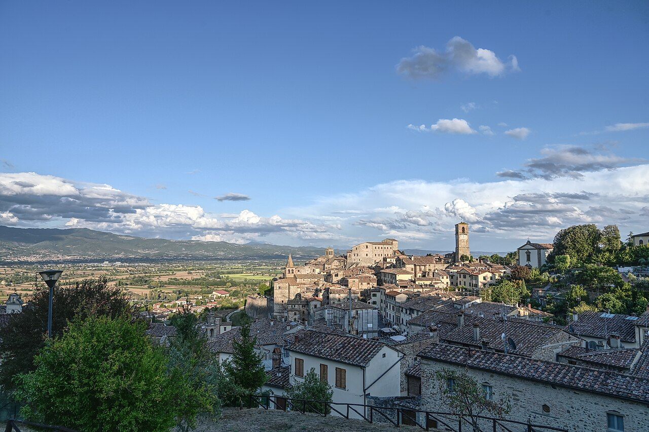 Anghiari na kopci nad horním údolím Tibery v Toskánsku