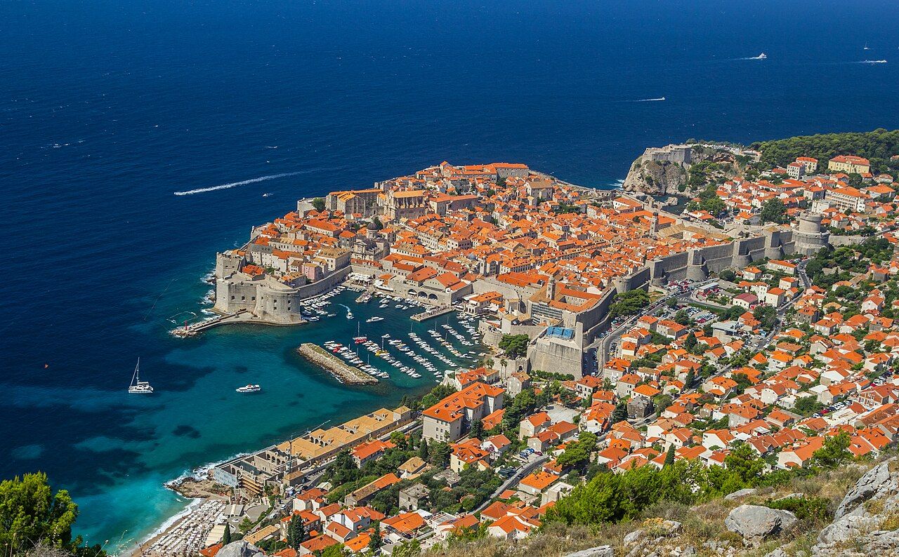 Hradby Dubrovníku a oranžové střechy starého města shora