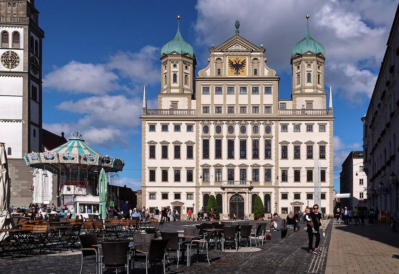 Renesanční radnice v Augsburgu se zlatým průčelím a věží Perlachturm