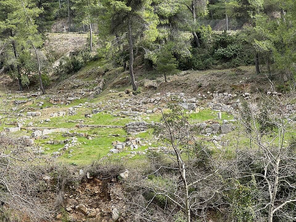 Archeologický areál Amfiareionu v zeleném údolí