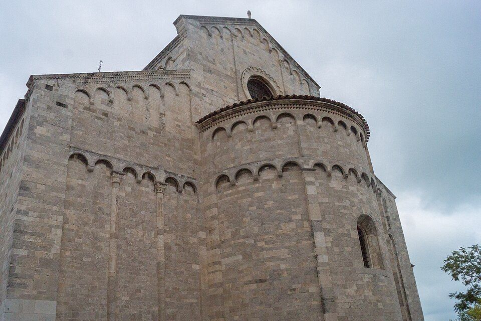 Apsida katedrály San Ciriaco zvenčí