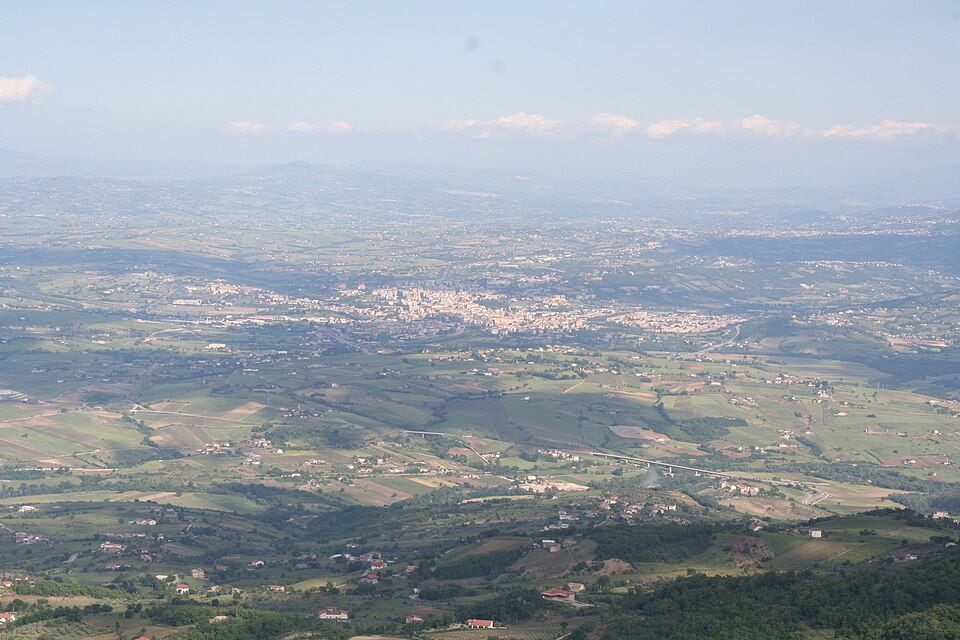 Panorama města Benevento a okolní roviny