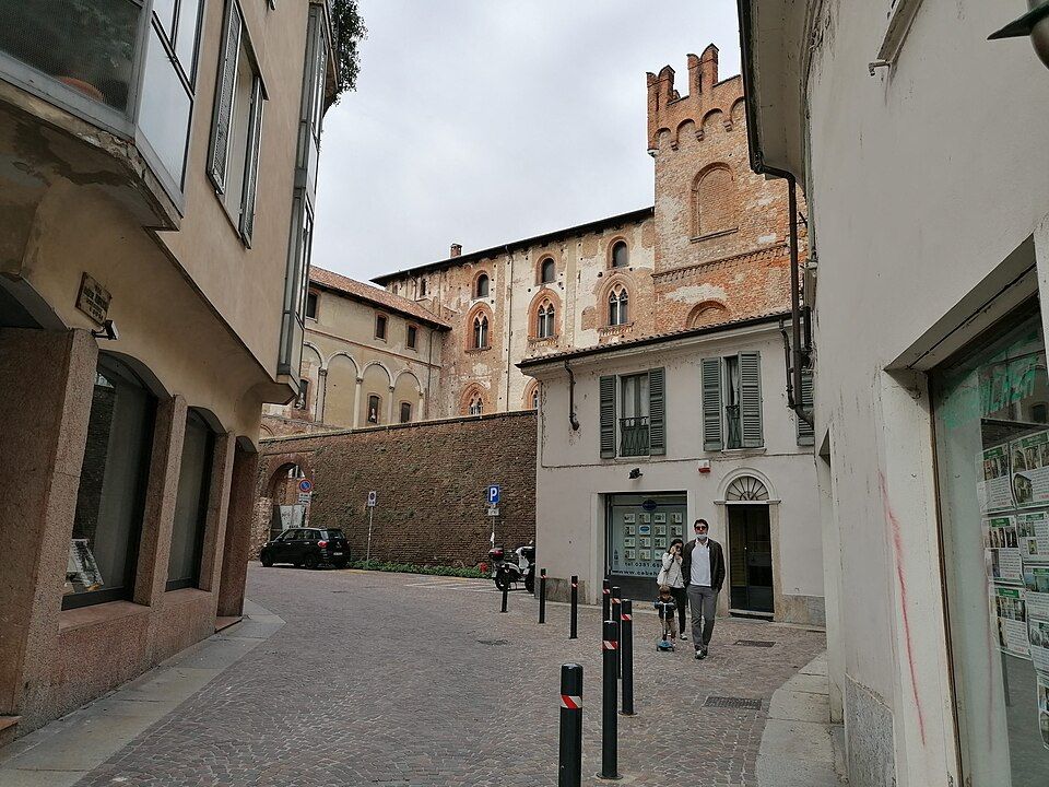 Pohled na sforzovský hrad z ulice Via Cairoli ve Vigevanu