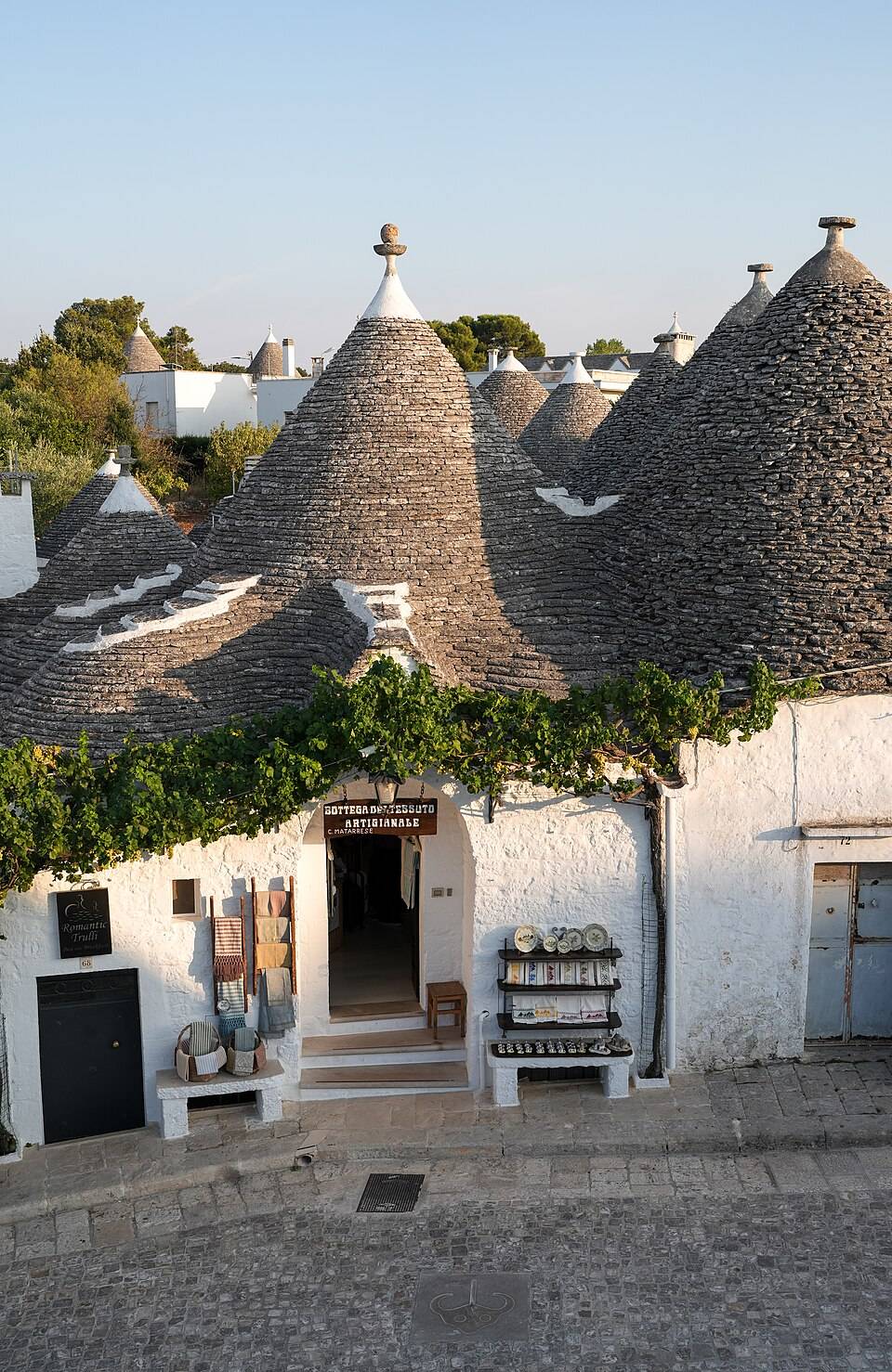 Obchůdek se suvenýry uvnitř trullo
