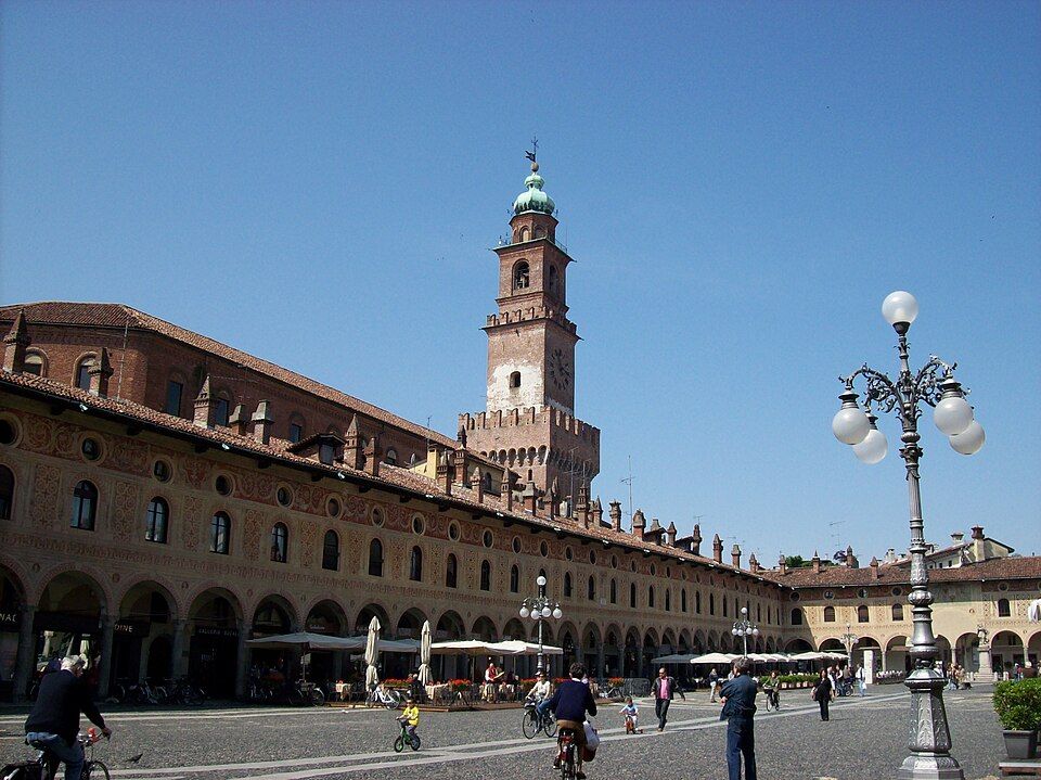 Věž Torre del Bramante nad Piazza Ducale ve Vigevanu