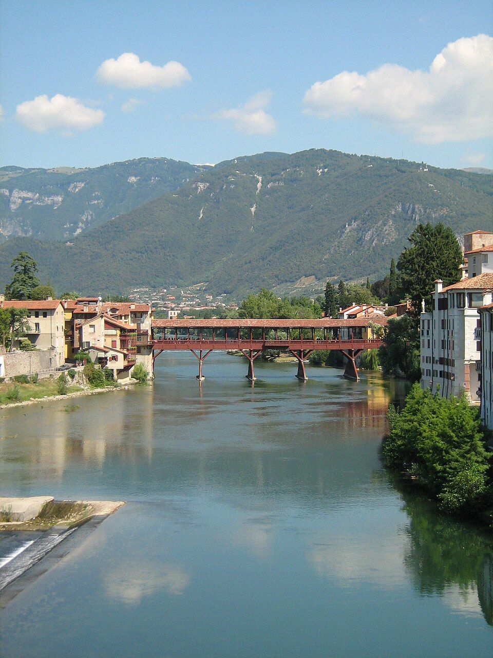 Pohled na Ponte Vecchio v Bassanu del Grappa zboku