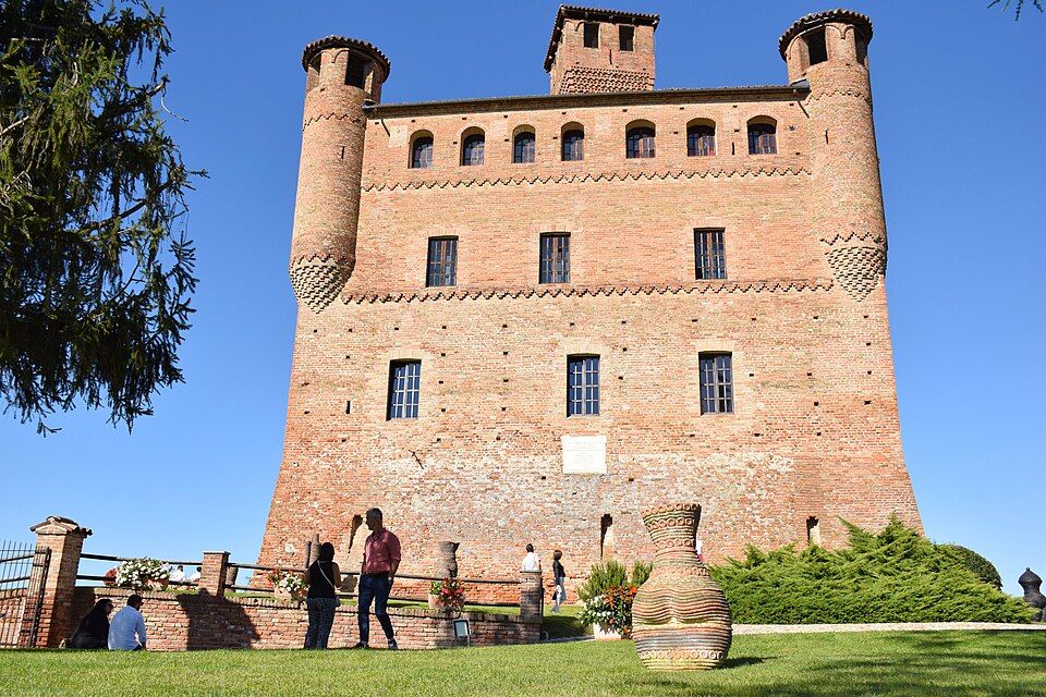 Hrad Grinzane Cavour mezi vinicemi u Alby