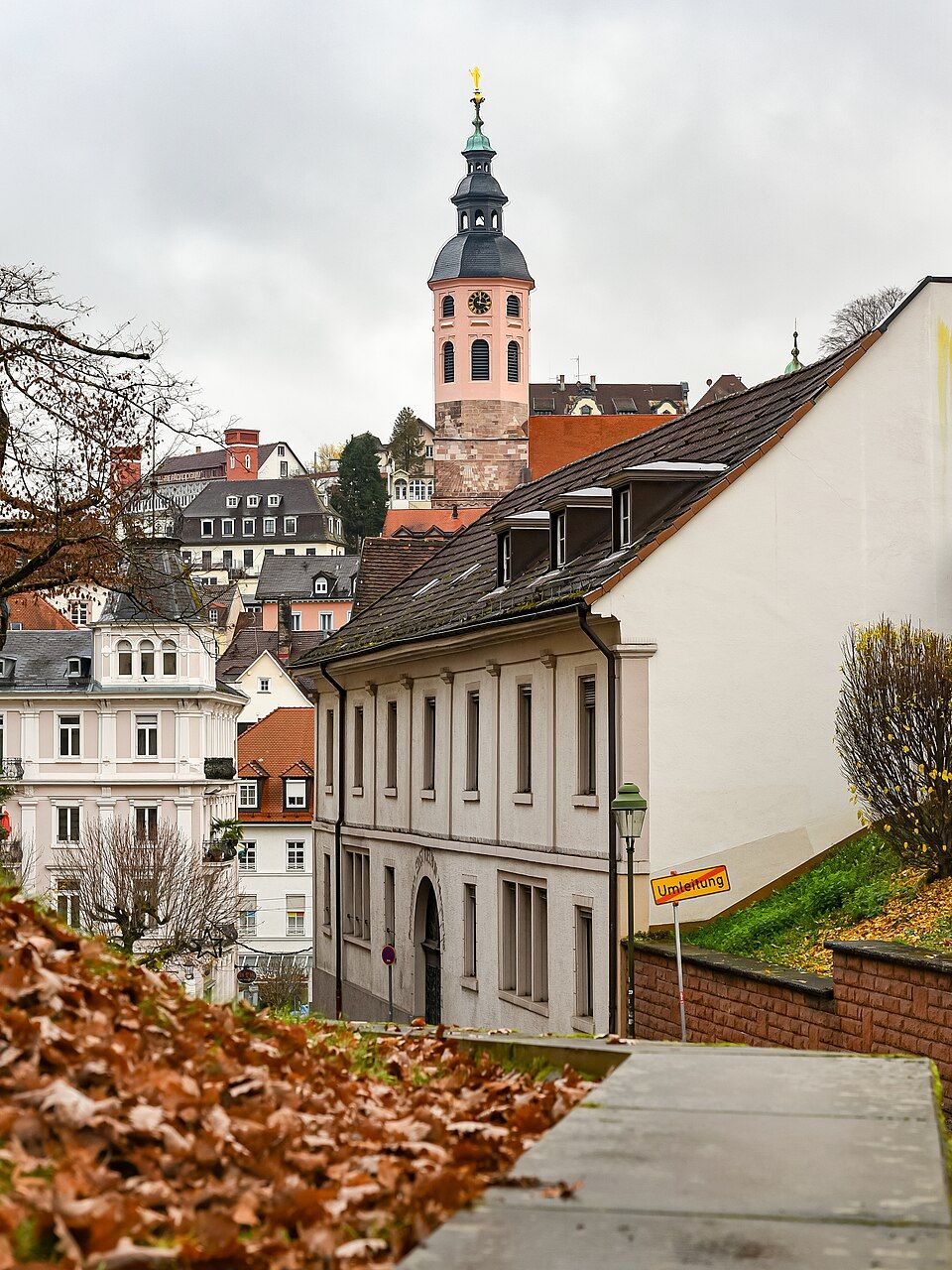 Kolegiátní kostel Stiftskirche nad starým městem Baden-Badenu