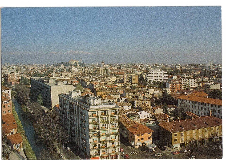 Pohled na Udine se zvonicí a střechami starého města
