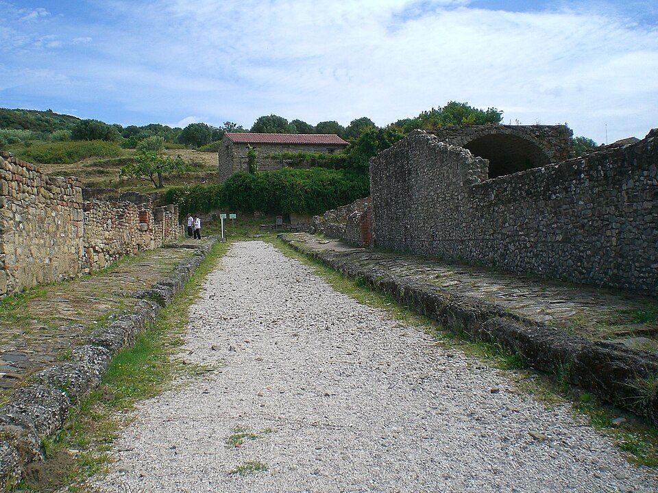 Pohled na archeologické naleziště Velia — ruiny antického města