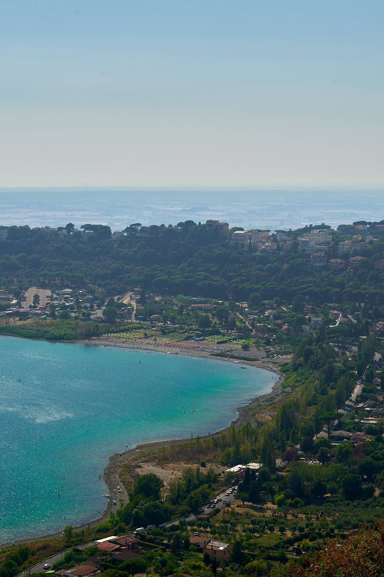 Castel Gandolfo nad sopečným jezerem Albano, městečko na hraně kráteru