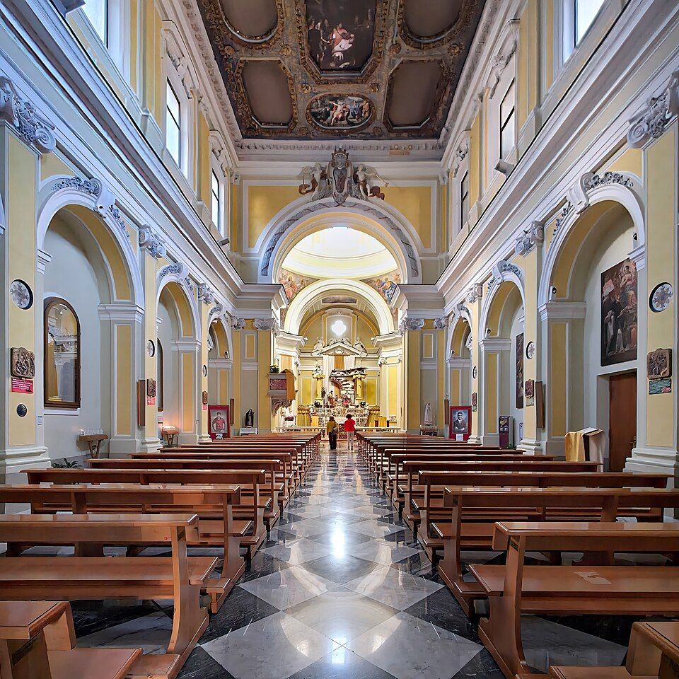Barokní interiér kostela San Giovanni Battista ve Vietri sul Mare