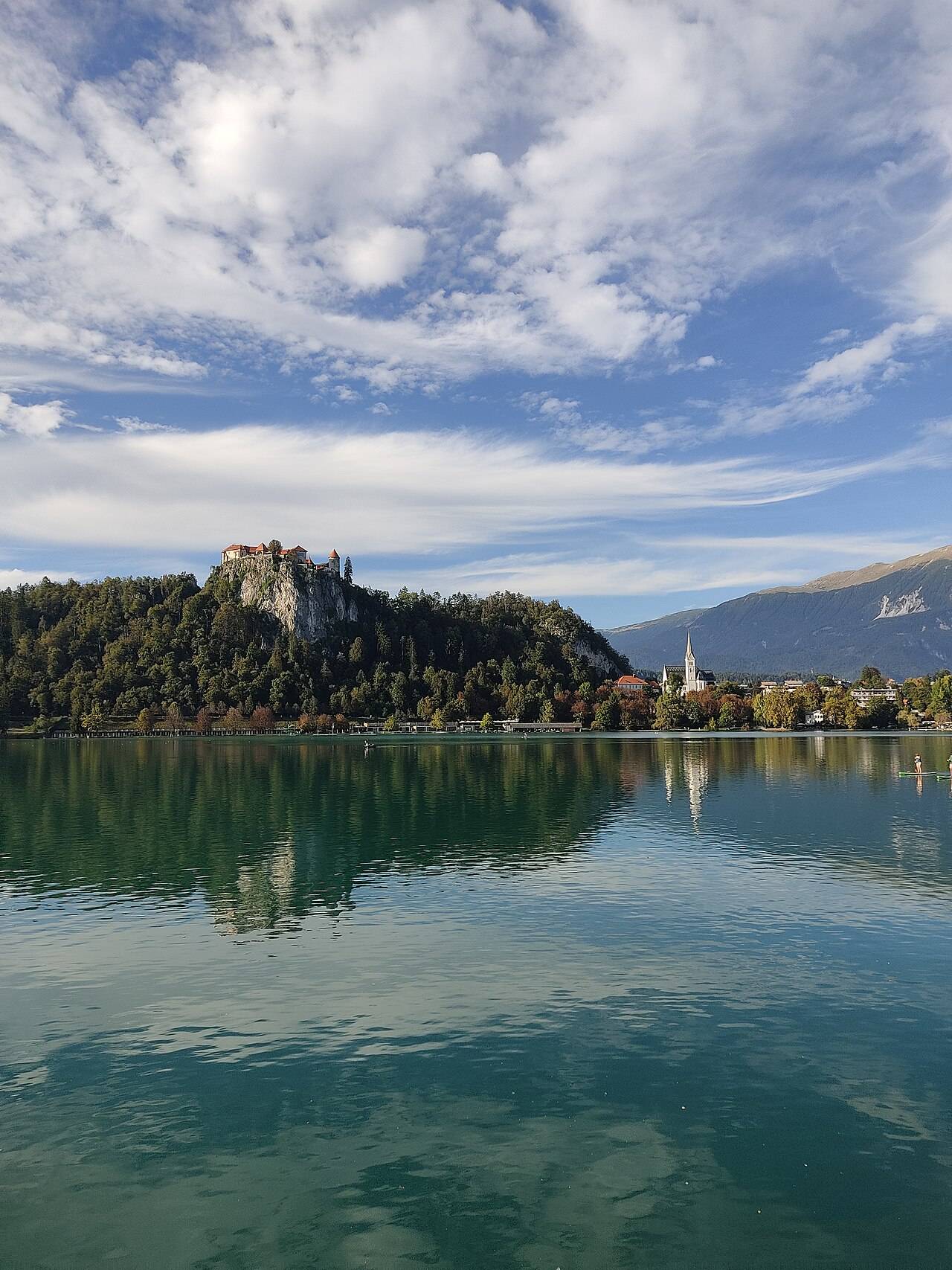 Bledské jezero s ostrůvkem a kostelíkem, v pozadí Julské Alpy